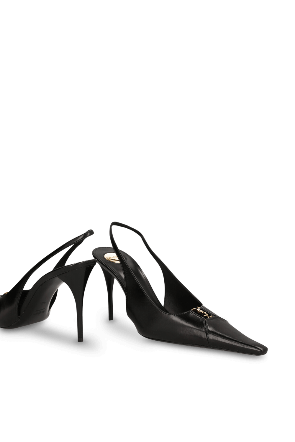 תמונת תקריב של נעלי עקב סלינג בק