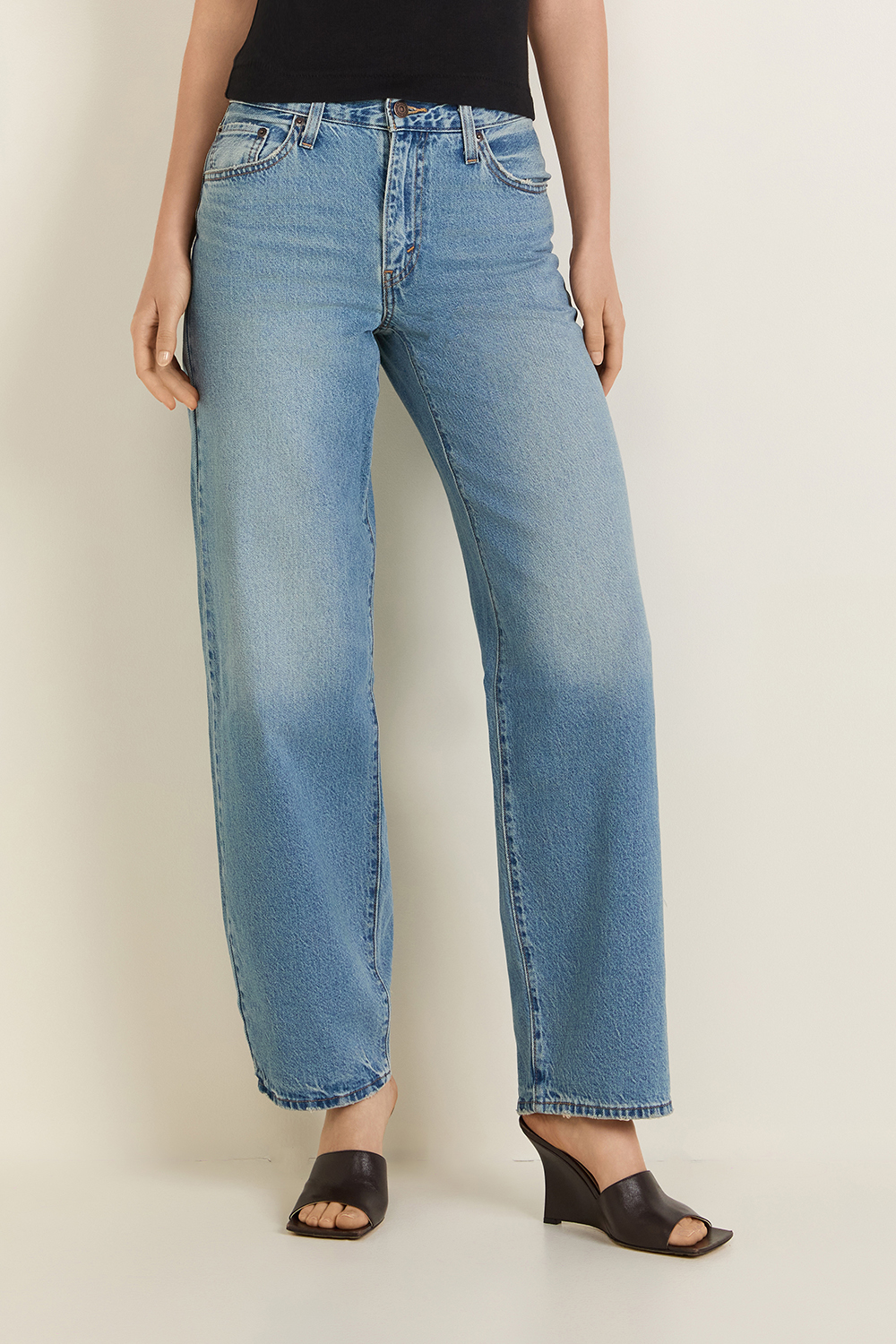 תמונת דוגמן קידמית של מכנסי ג'ינס בגזרה רחבה