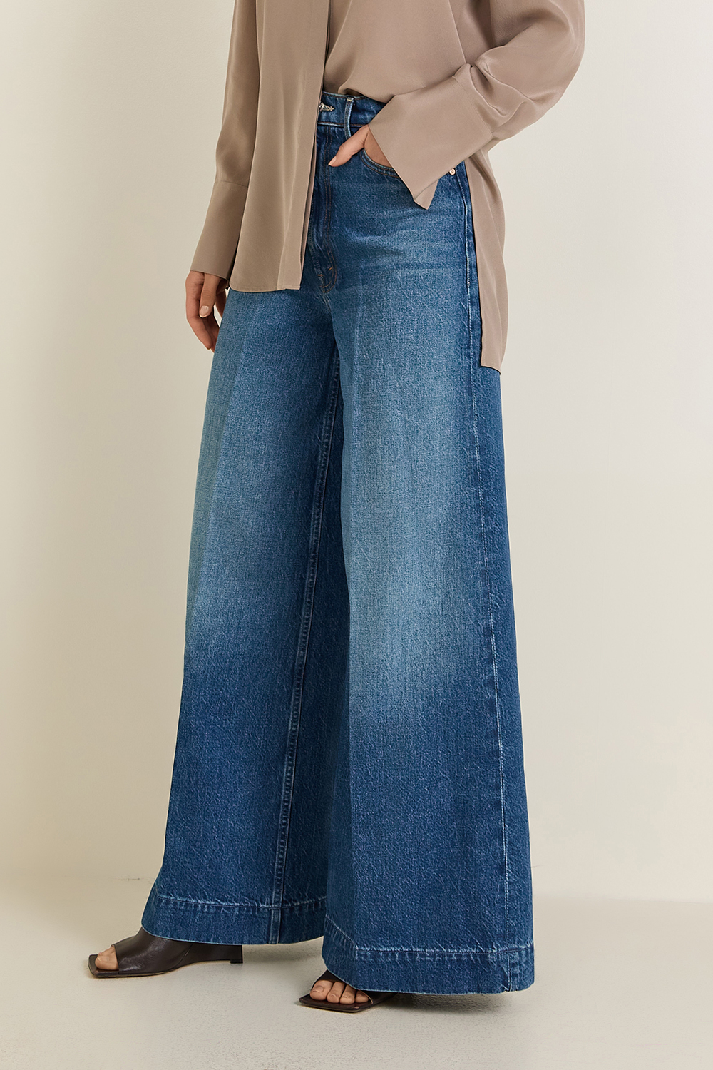 תמונת דוגמן קידמית של מכנסי ג'ינס בגזרה רחבה