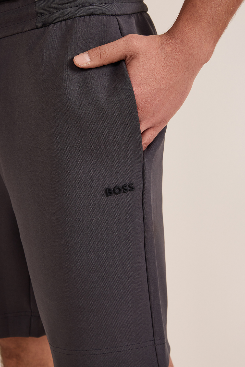 תמונת תקריב דוגמן של מכנסי ברמודה