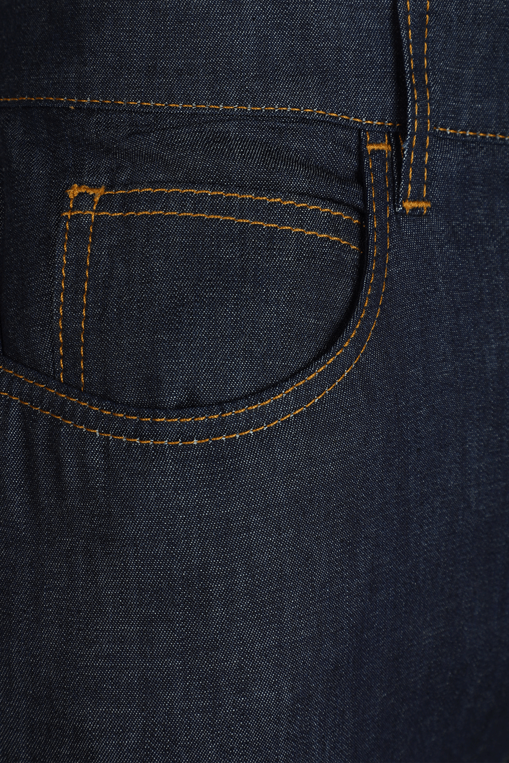 תמונה אחורית של מכנסי ג'ינס בגזרה מתרחבת