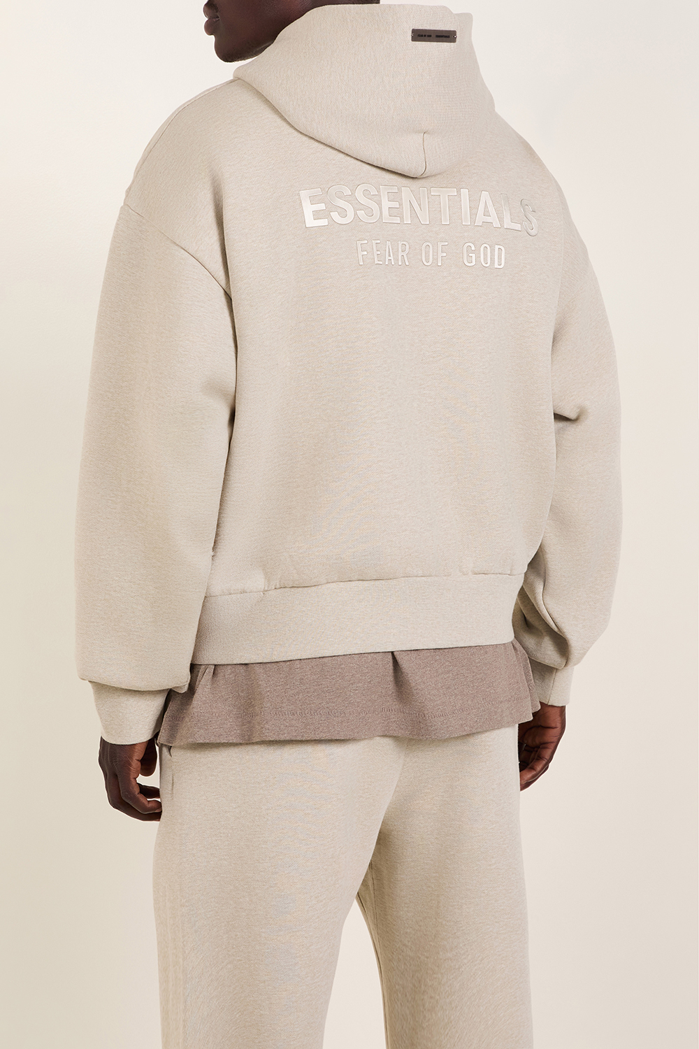 תמונת תקריב דוגמן של סווטשירט קפוצ'ון