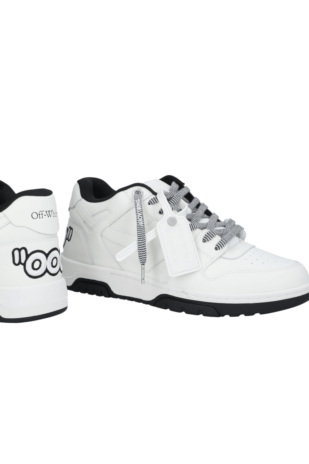 תמונת תקריב של נעלי סניקרס אוט אוף אופיס