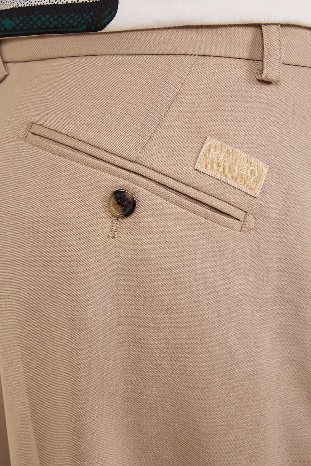 תמונת תקריב דוגמן של מכנסיים מחוייטים