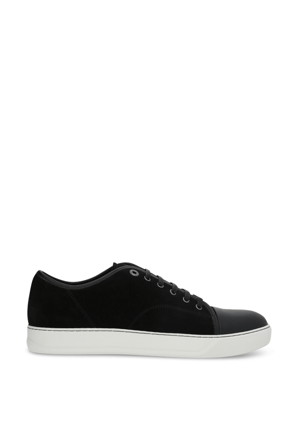 תמונה קידמית של נעלי סניקרס