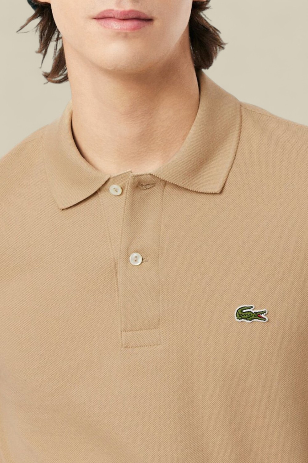 תמונת תקריב דוגמן של חולצת פולו