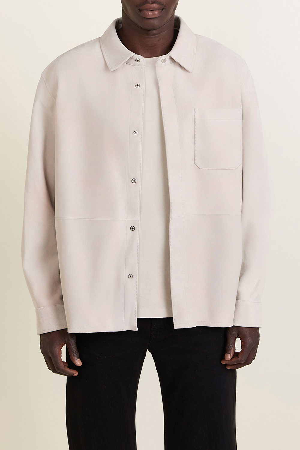 תמונת דוגמן קידמית של חולצת כפתורים מעור