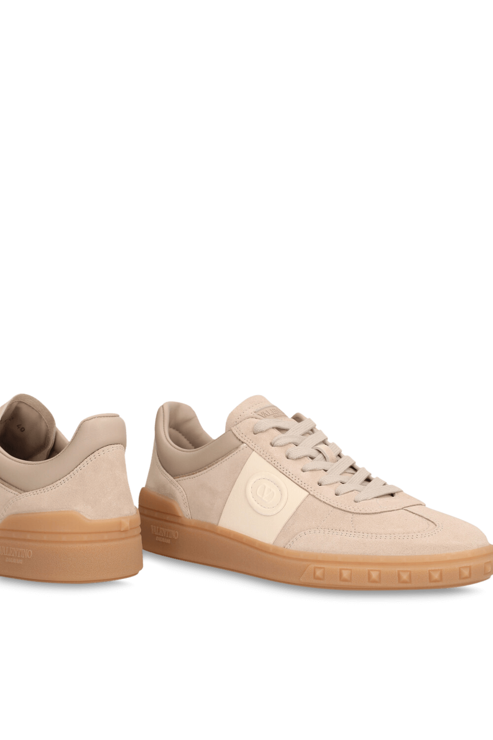 תמונת תקריב של נעלי סניקרס