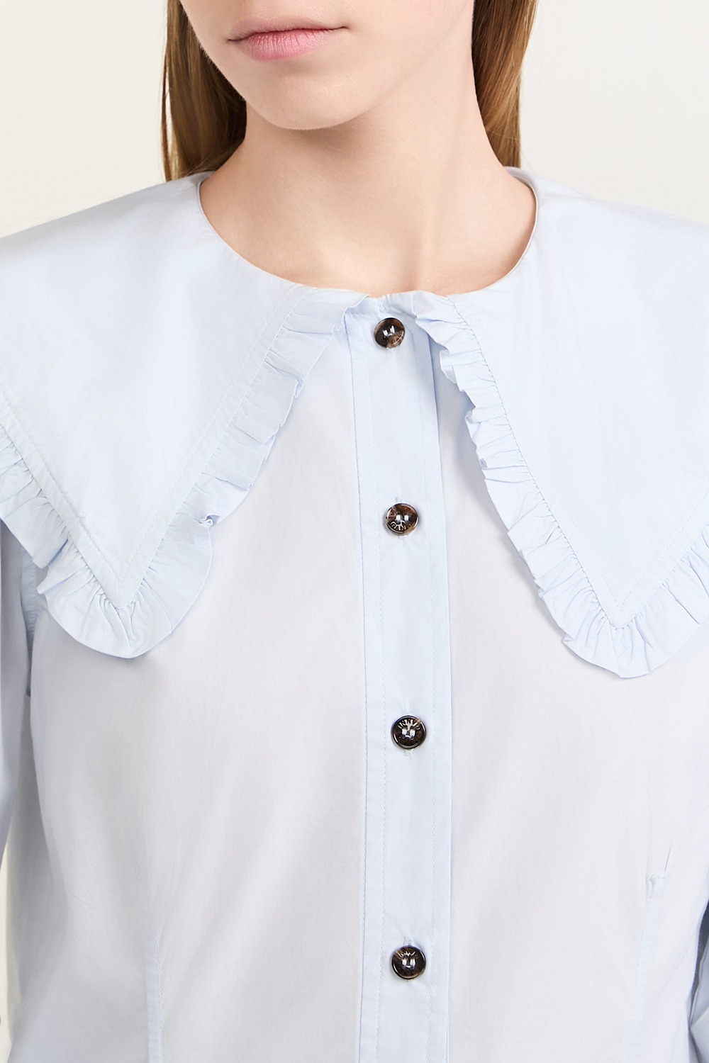 תמונת תקריב דוגמן של חולצה מכופתרת