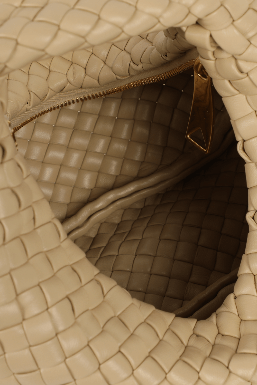 תמונת פנים של תיק כתף ג'ודי מרופד בגוון שקד