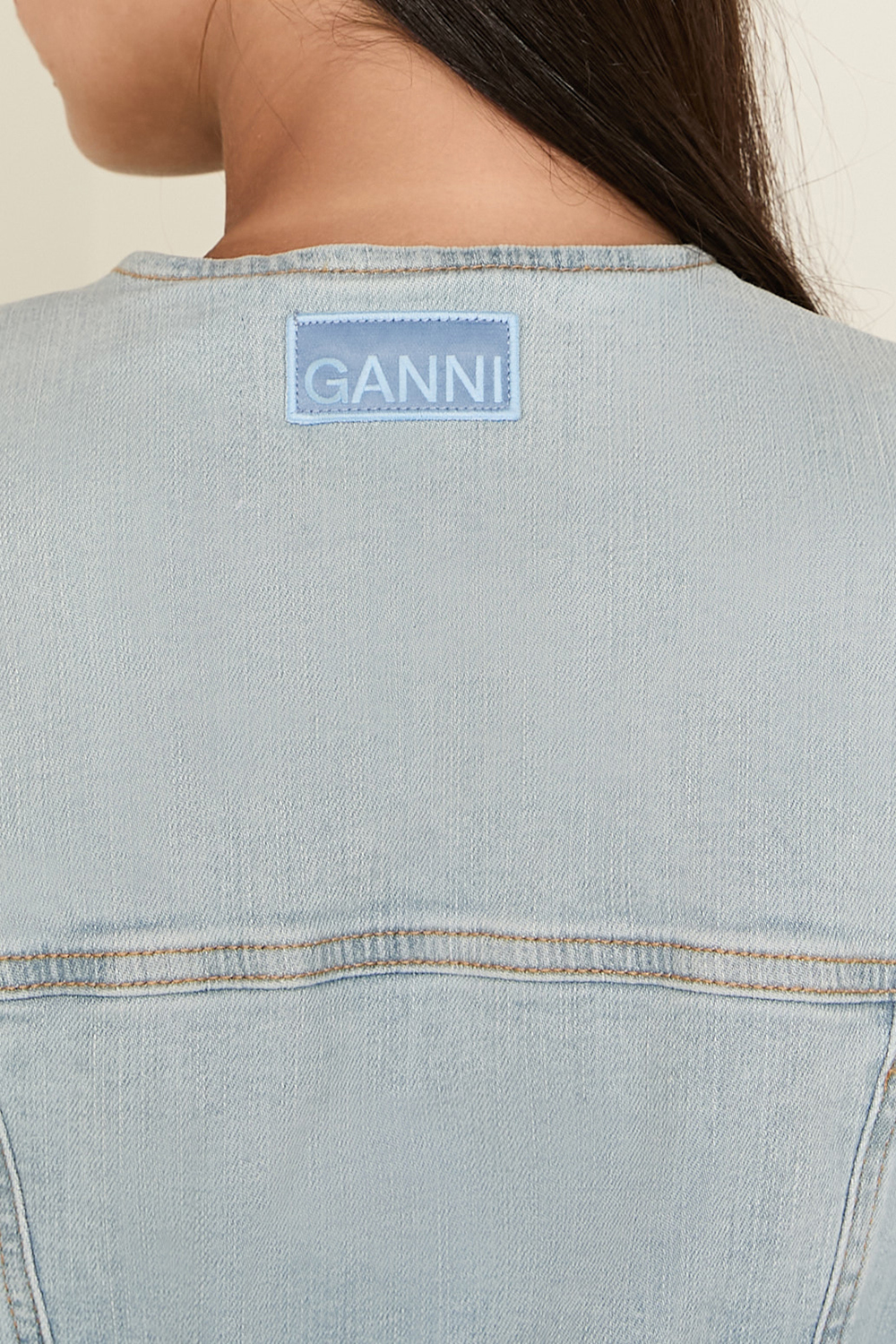 תמונת תקריב דוגמן של ז'קט ג'ינס