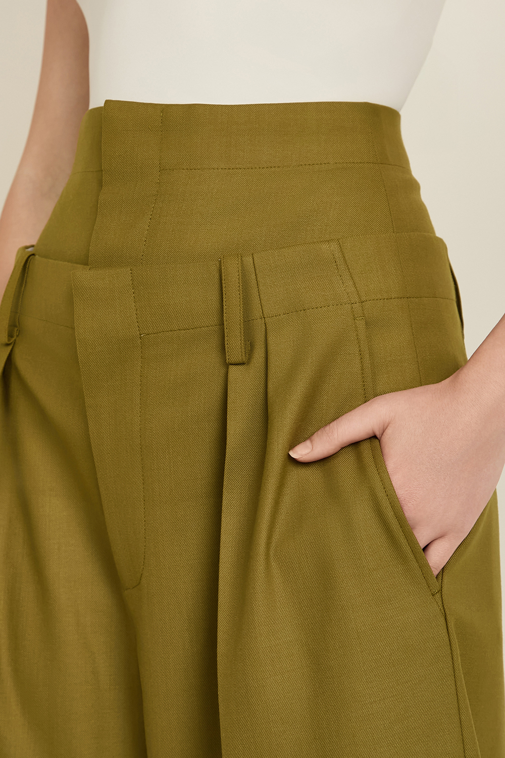 מכנסיים עם חגורת מותניים כפולה