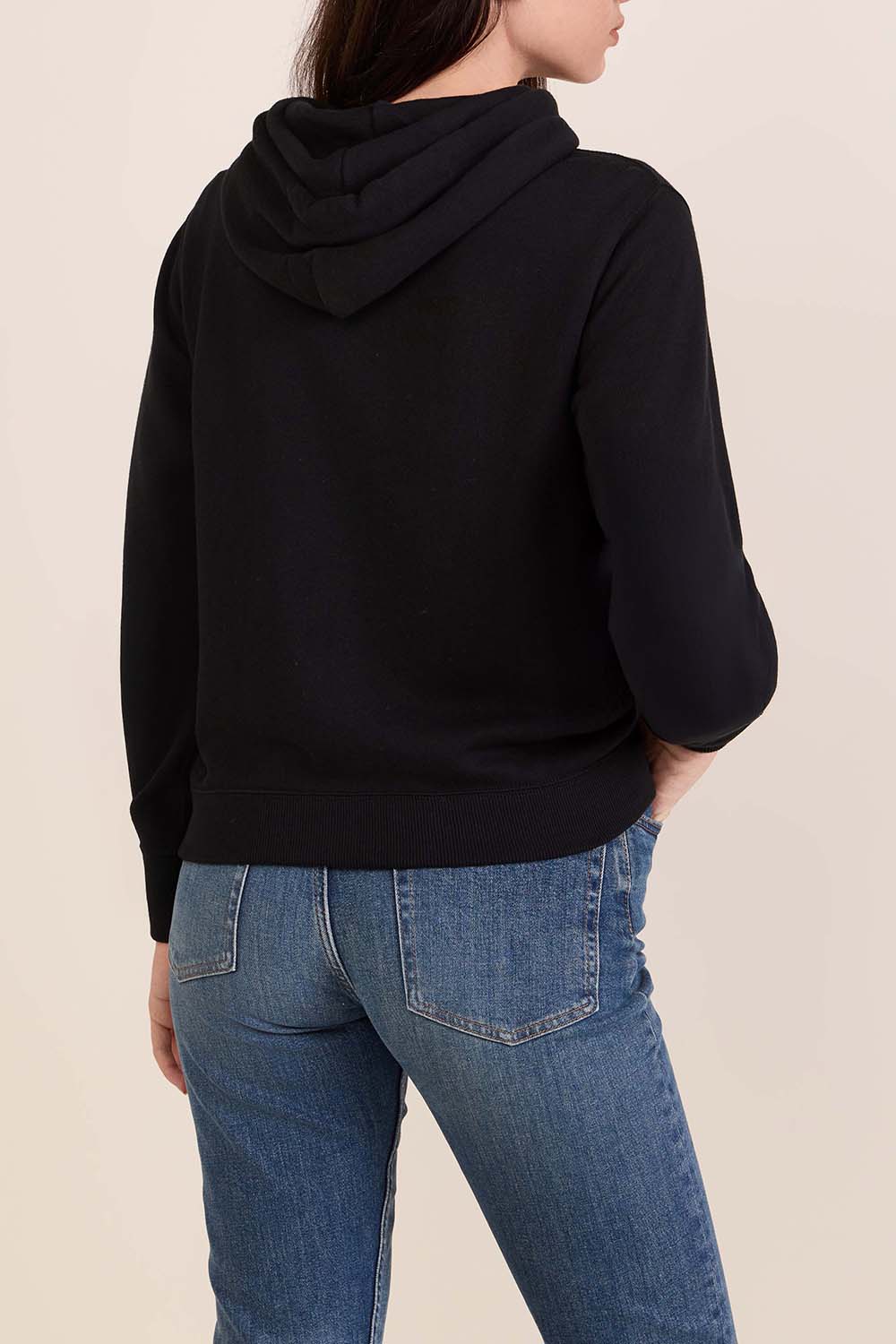 תמונת דוגמן אחורית של סווטשירט קפוצ'ון