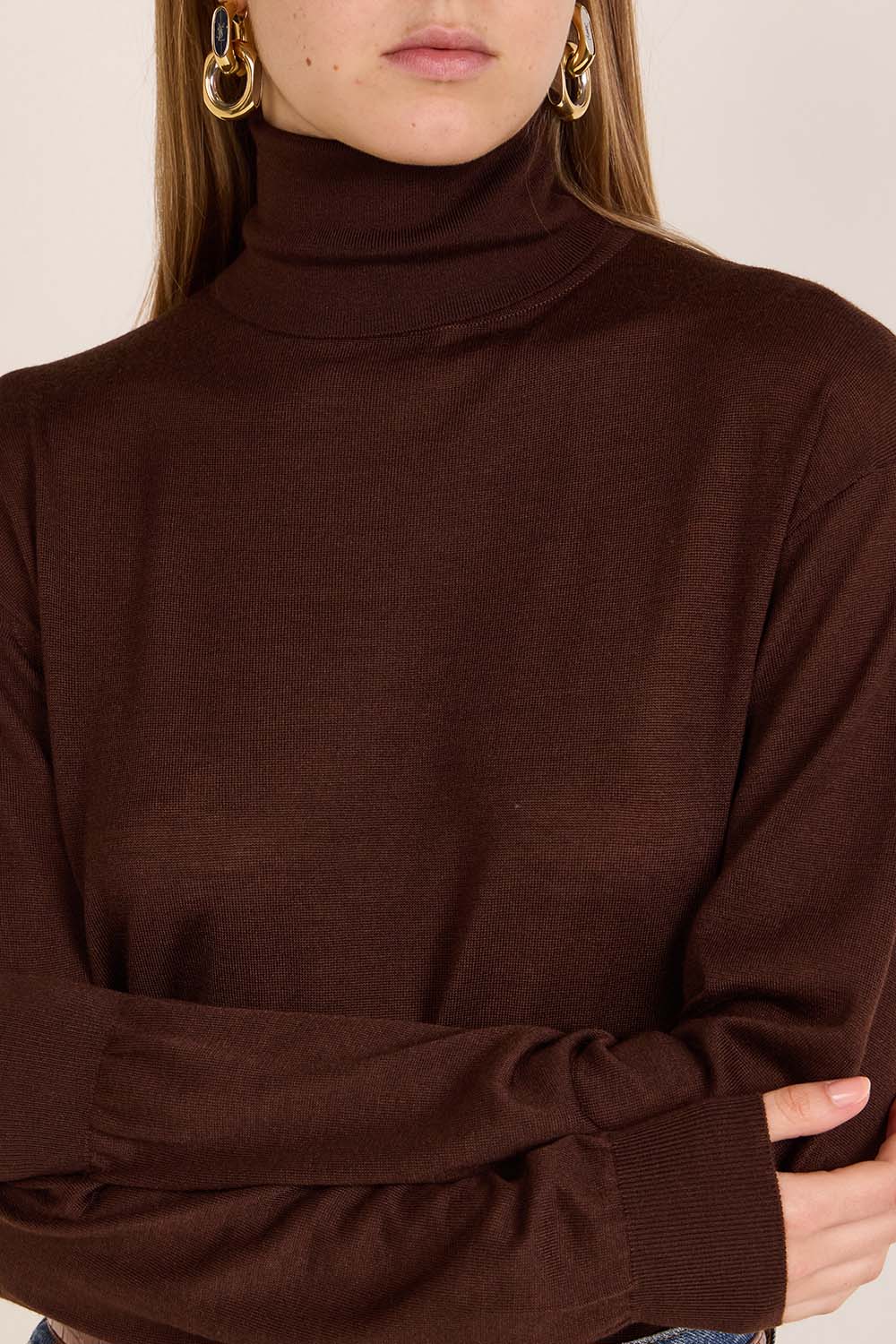 תמונת תקריב דוגמן של חולצת גולף סריג