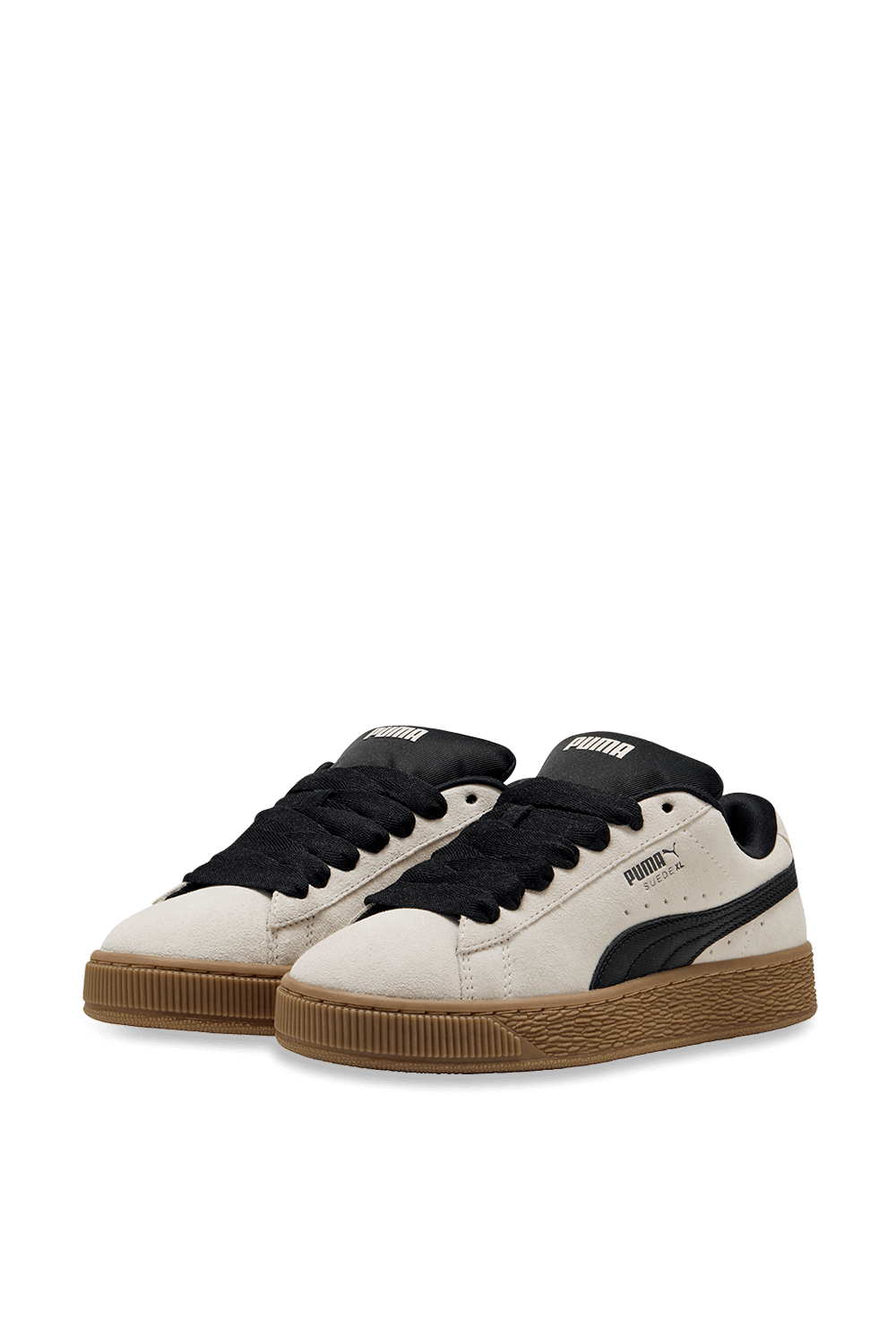 תמונת תקריב של נעלי סניקרס סוויד אקסטרה לארג'