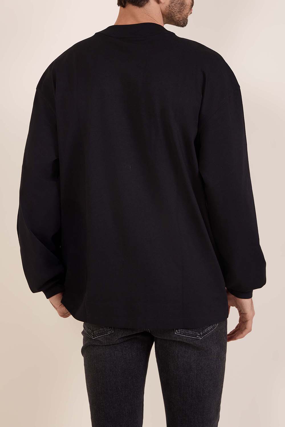 תמונת דוגמן אחורית של חולצת טי ארוכה