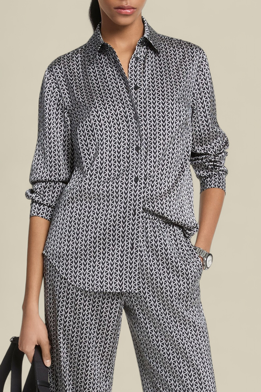 תמונת דוגמן קידמית של חולצה מכופתרת