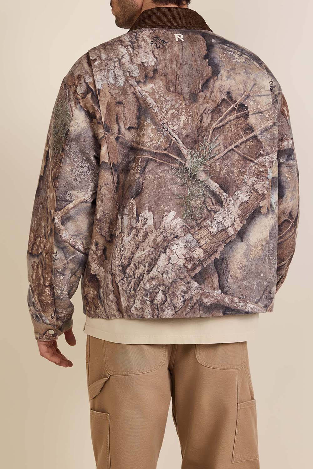 תמונת דוגמן אחורית של ז'קט בריפוד קל