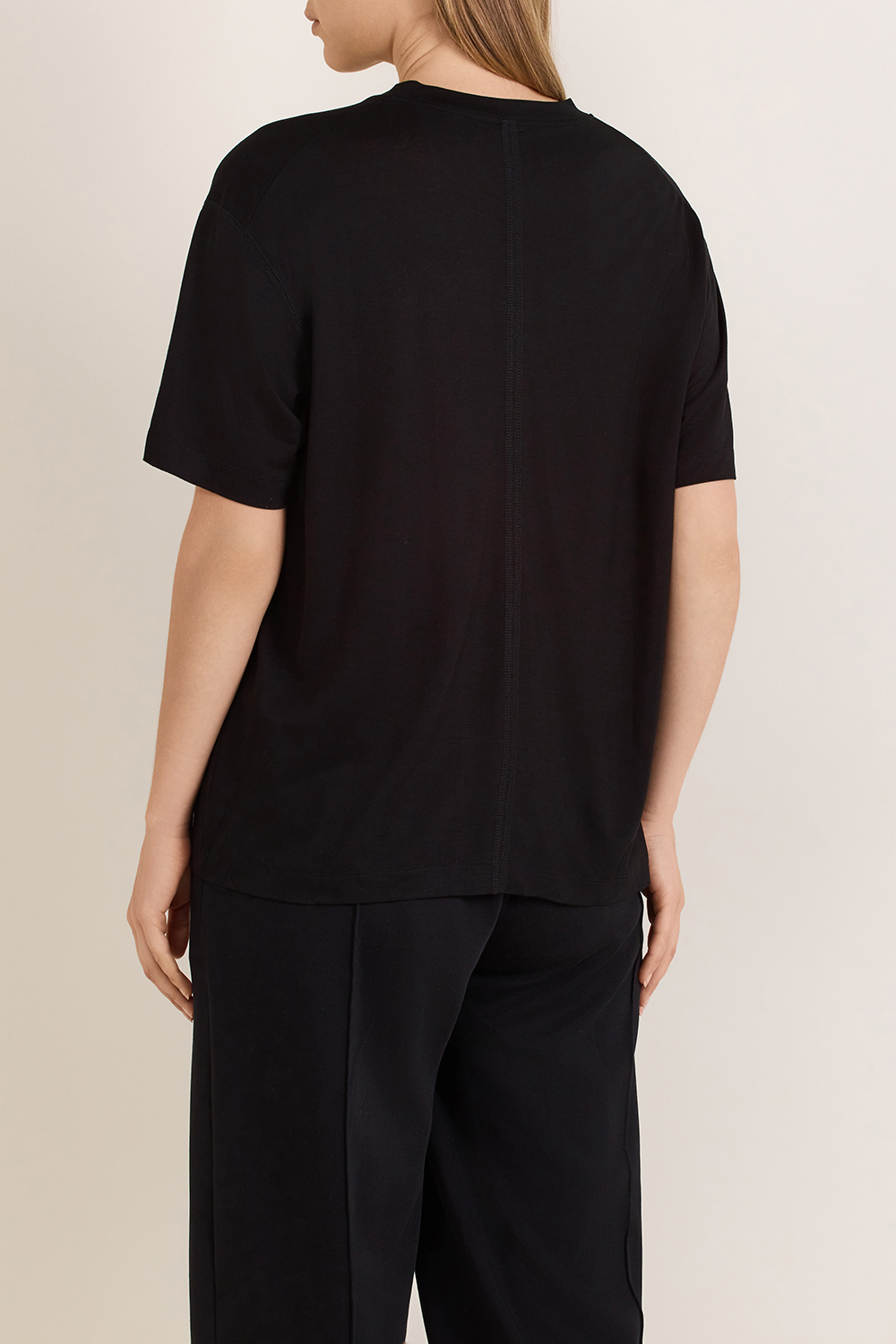 תמונת דוגמן אחורית של חולצת טי