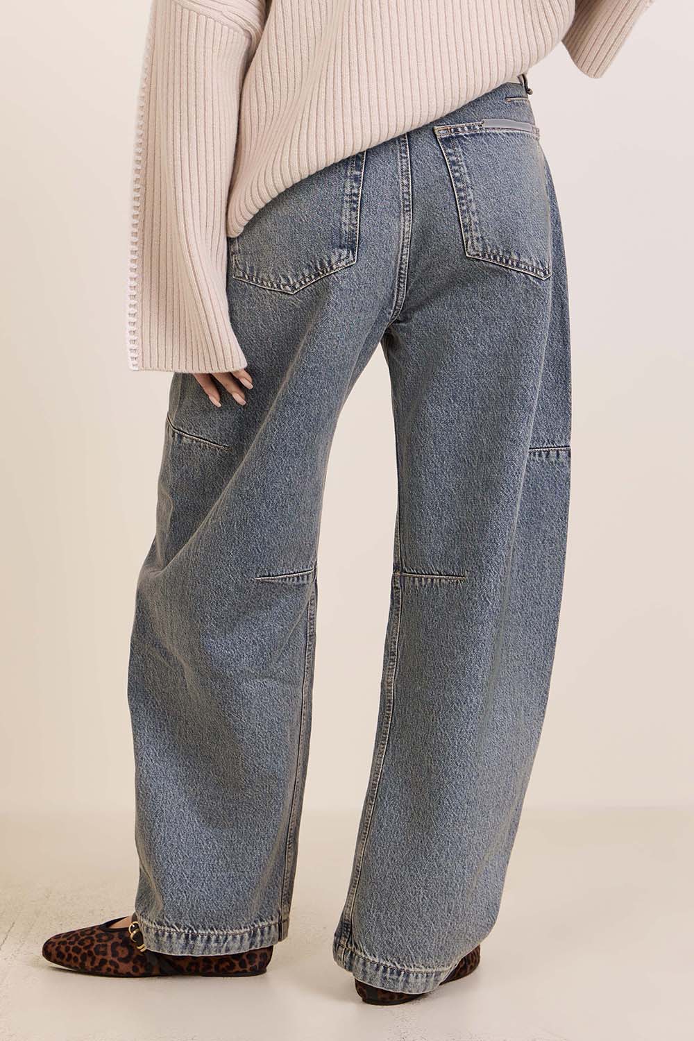 תמונת דוגמן אחורית של מכנסי ג'ינס בגזרת בלון