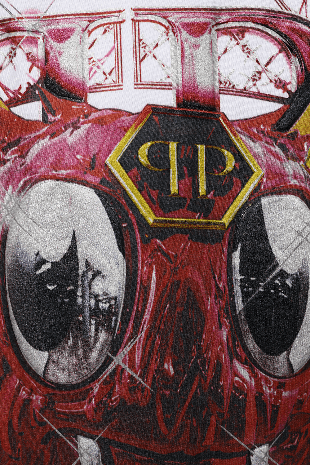 תמונת תקריב של חולצת לוגו טי עם הדפס מפלצות מאחור