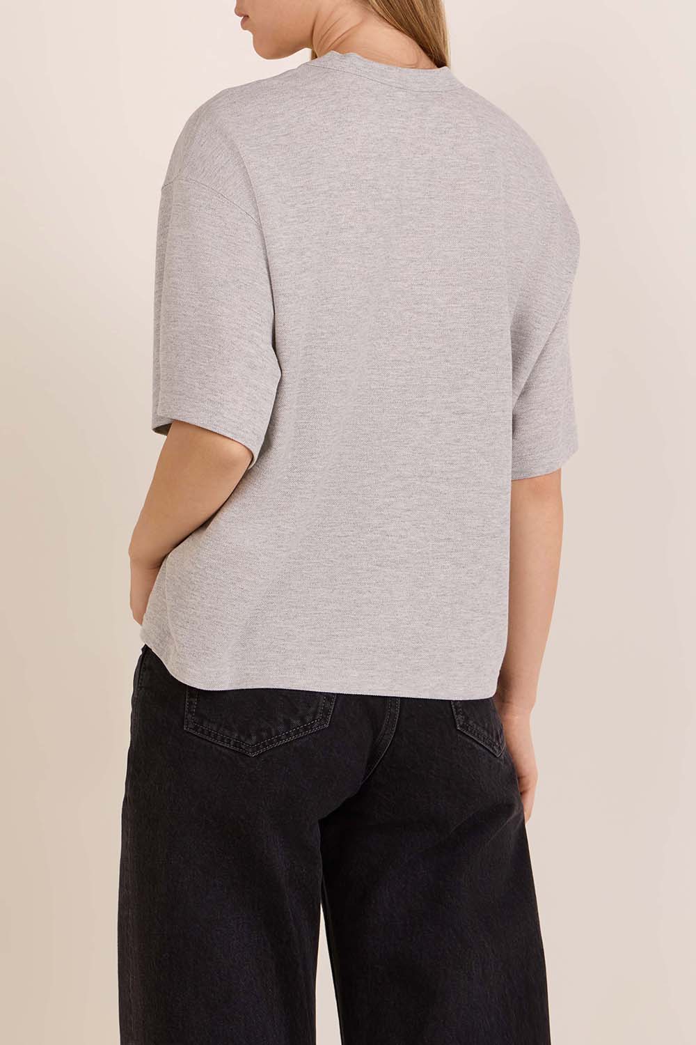 תמונת דוגמן אחורית של חולצת טי