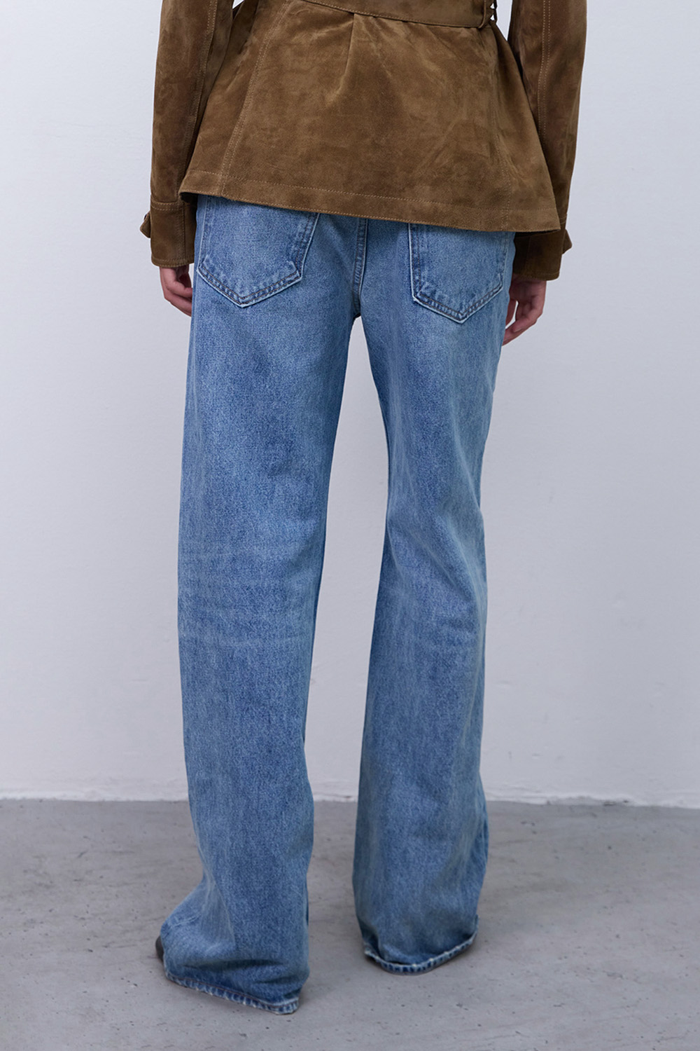 תמונת דוגמן אחורית של מכנסי ג'ינס בגזרה משוחררת