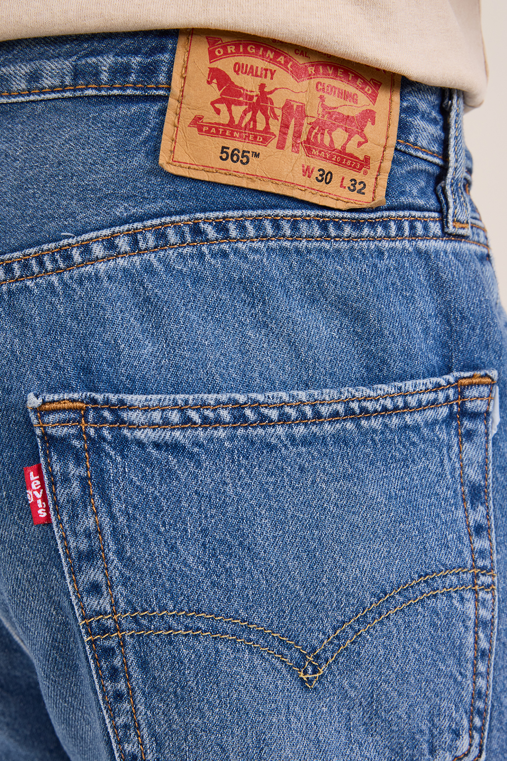 תמונת תקריב דוגמן של מכנסי ג'ינס 565 בגזרה ישרה