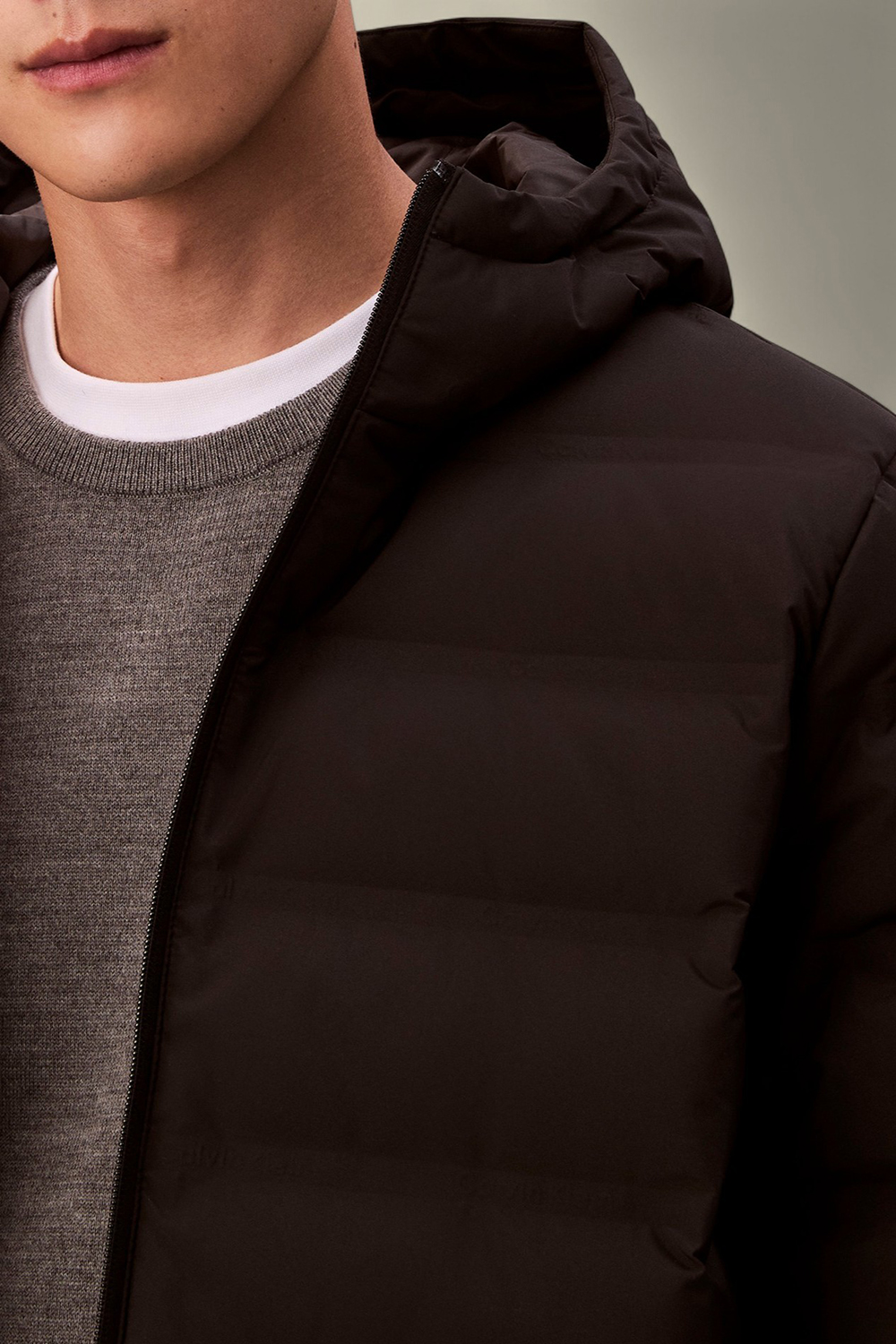 תמונת תקריב דוגמן של מעיל פוך