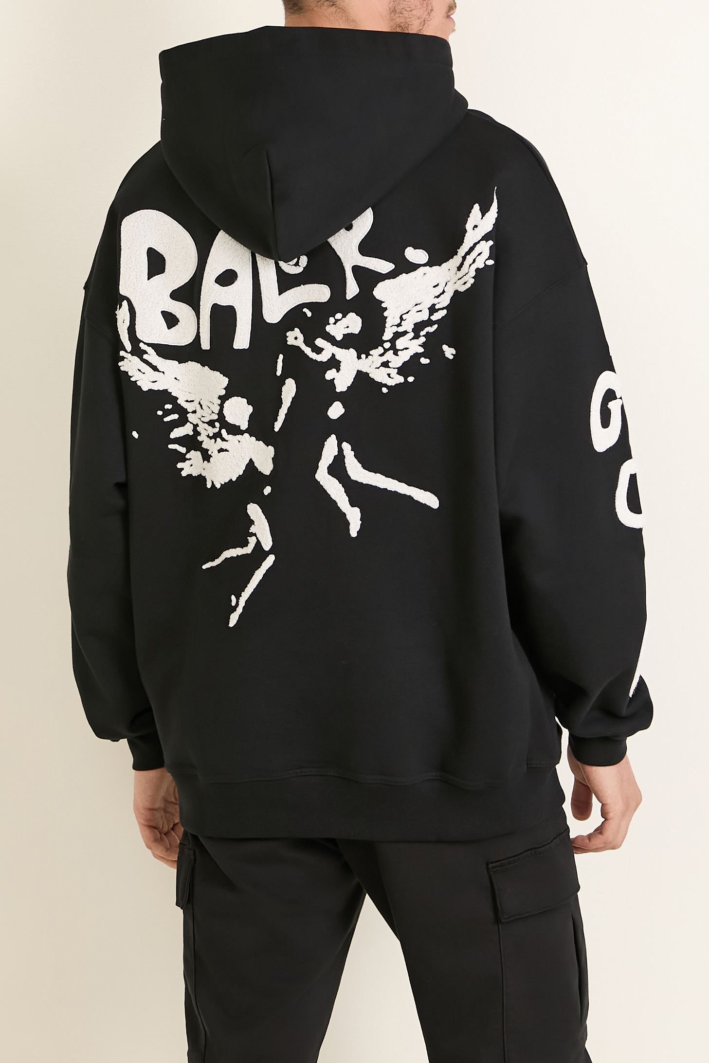 תמונת דוגמן אחורית של סווטשירט קפוצ'ון עם פאץ' אחורי