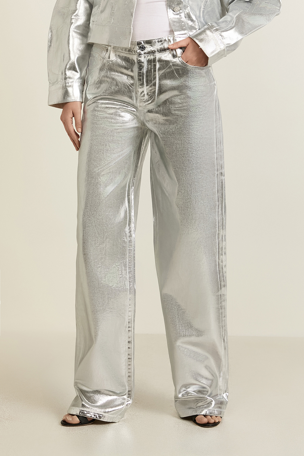תמונת דוגמן קידמית של מכנסי ג'ינס מטאליים בגזרה רחבה