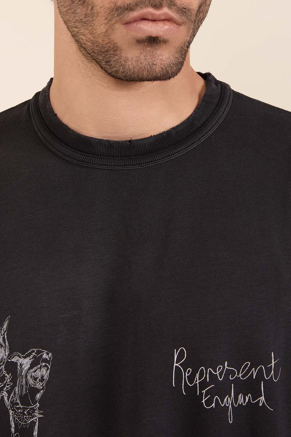 תמונת דוגמן אחורית של חולצת טי מצוירת