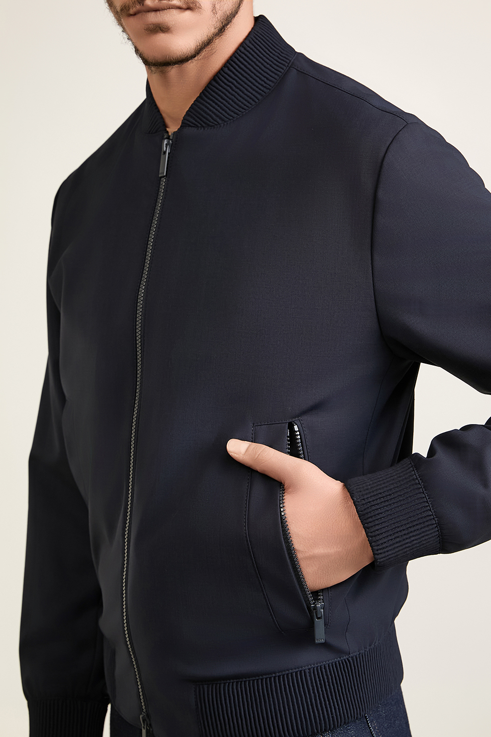 תמונת תקריב דוגמן של ז'קט צמר סלים