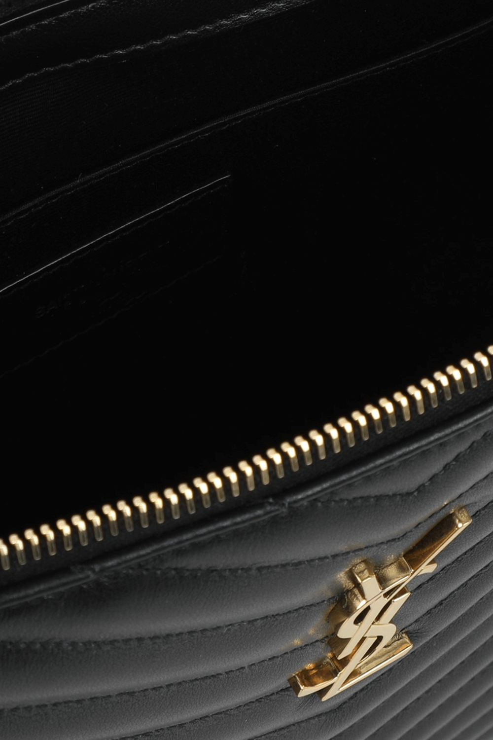 תמונת פנים של תיק קלאץ' שחור עם תפרי קווילט