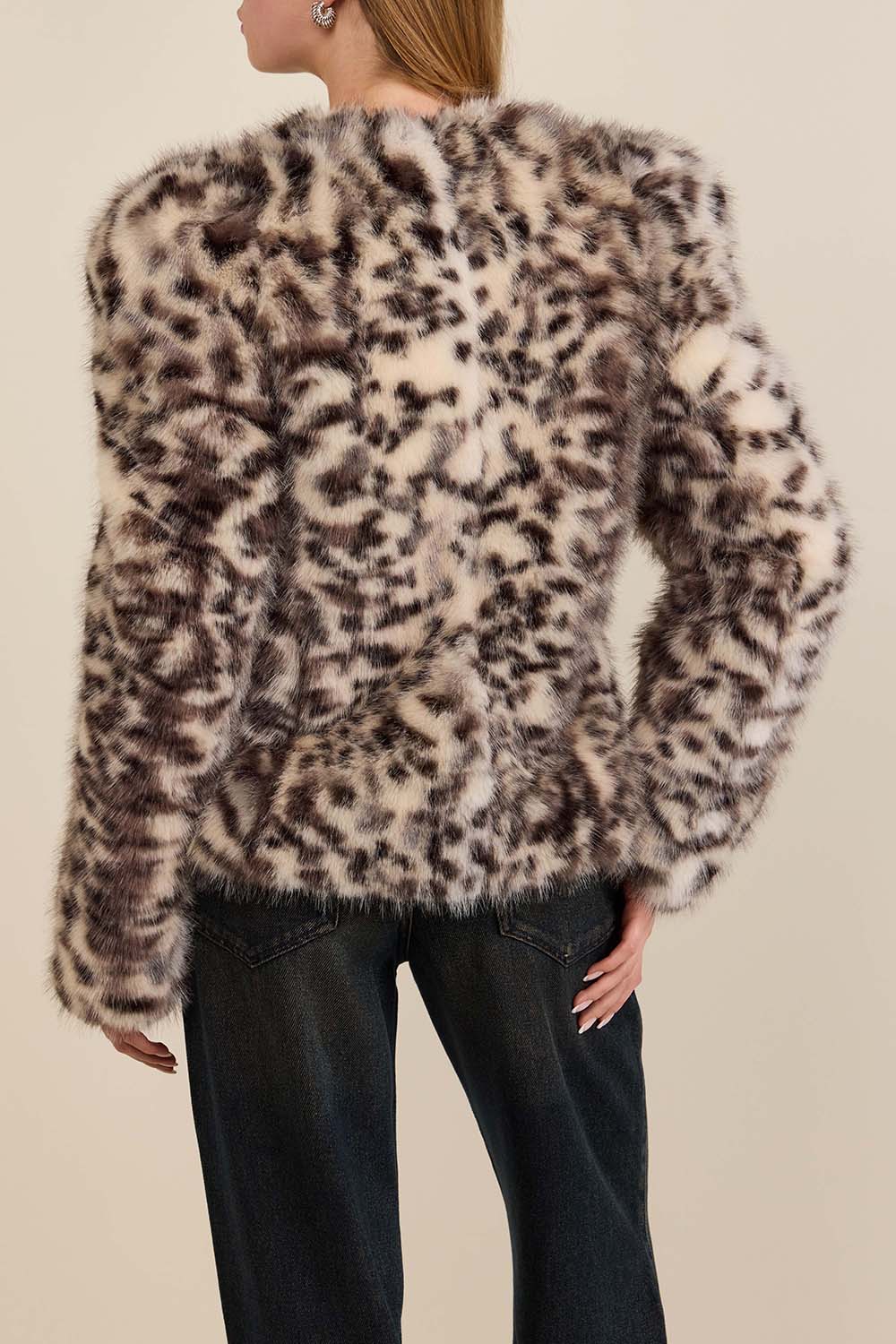 תמונת דוגמן אחורית של מעיל פרווה סינתטי