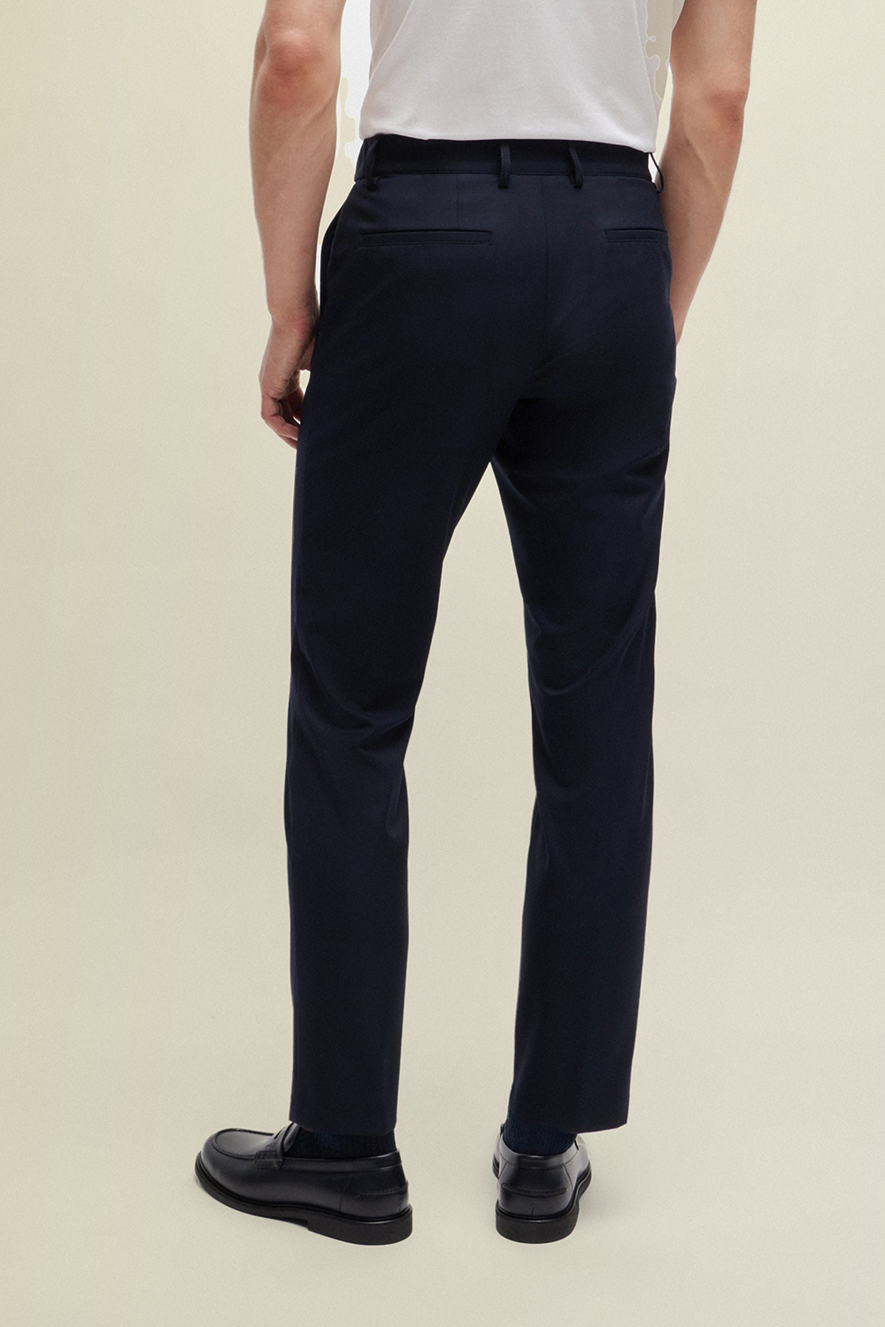 תמונת דוגמן אחורית של מכנסיים מחוייטים לנסיעות