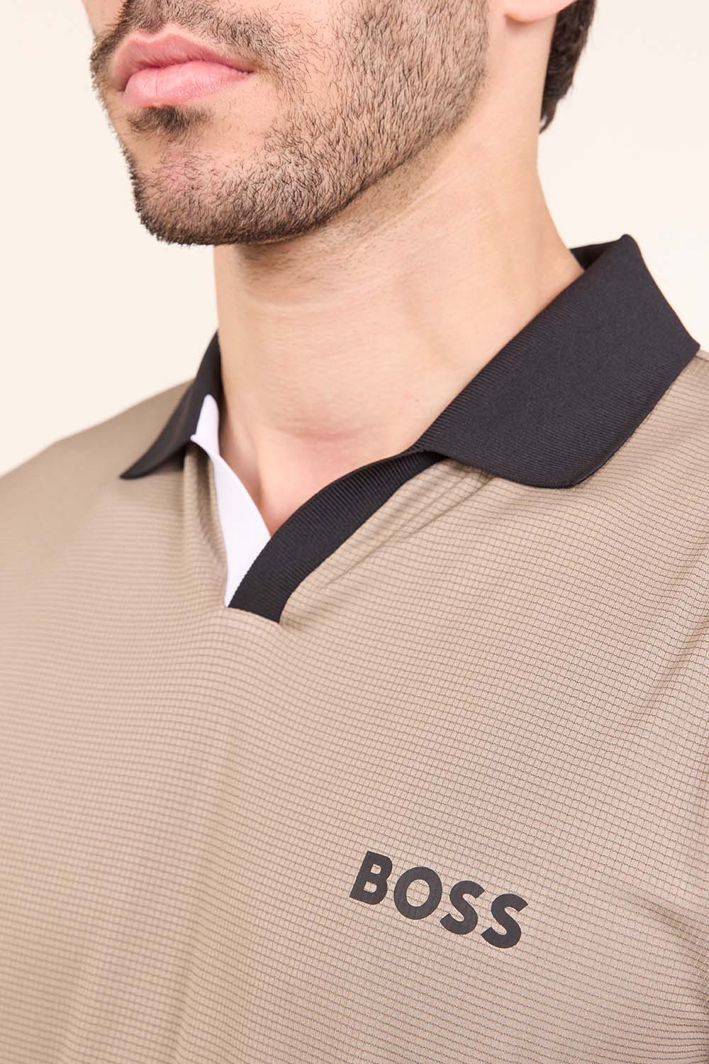 תמונת תקריב דוגמן של חולצת פולו לטניס סלים פיט