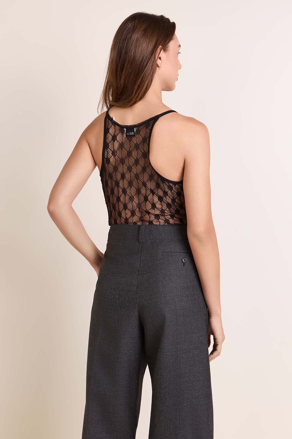 תמונת דוגמן אחורית של בגד גוף תחרה