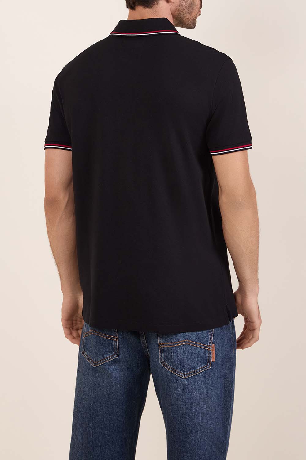 תמונת דוגמן אחורית של חולצת פולו