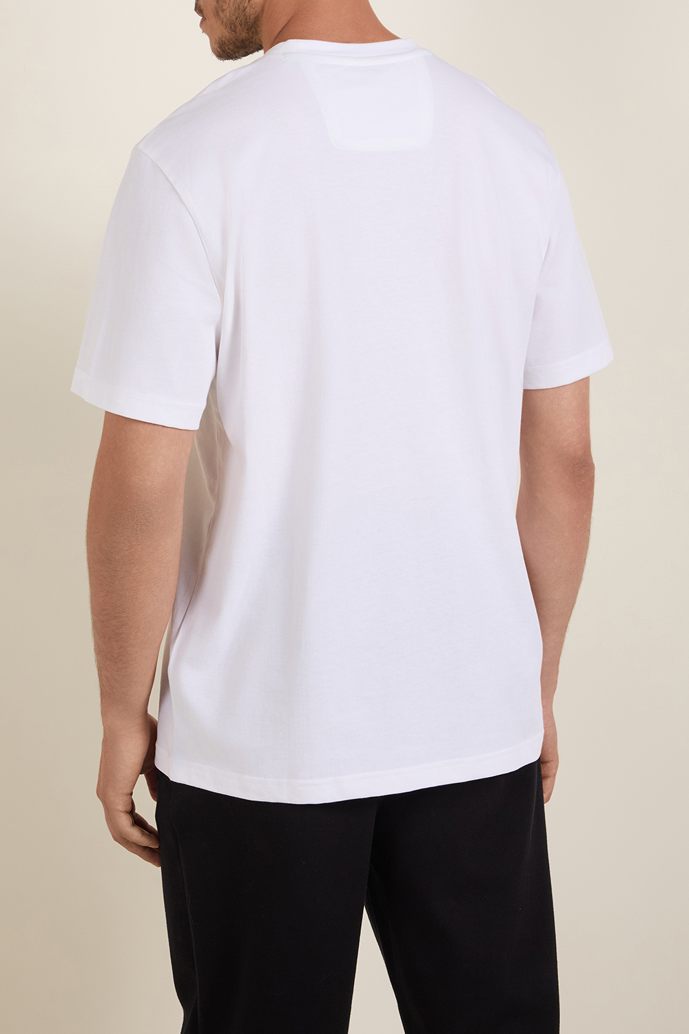 תמונת דוגמן אחורית של חולצת טי