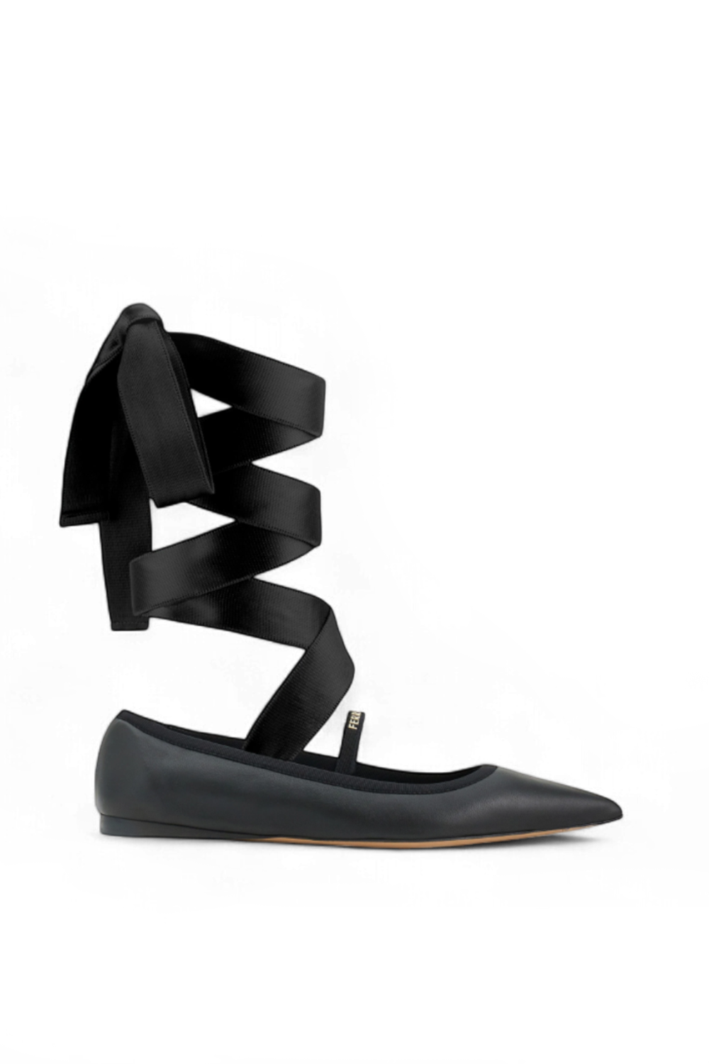 תמונה קידמית של נעלי בלרינה עם סרט סאטן