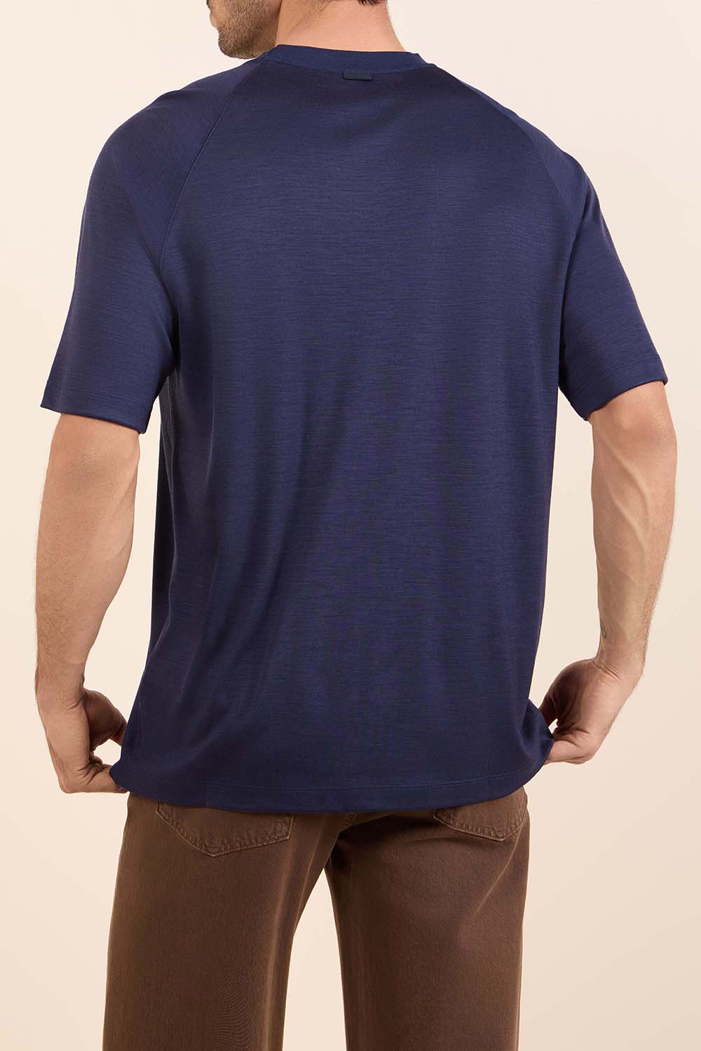 תמונת דוגמן אחורית של חולצת טי מצמר