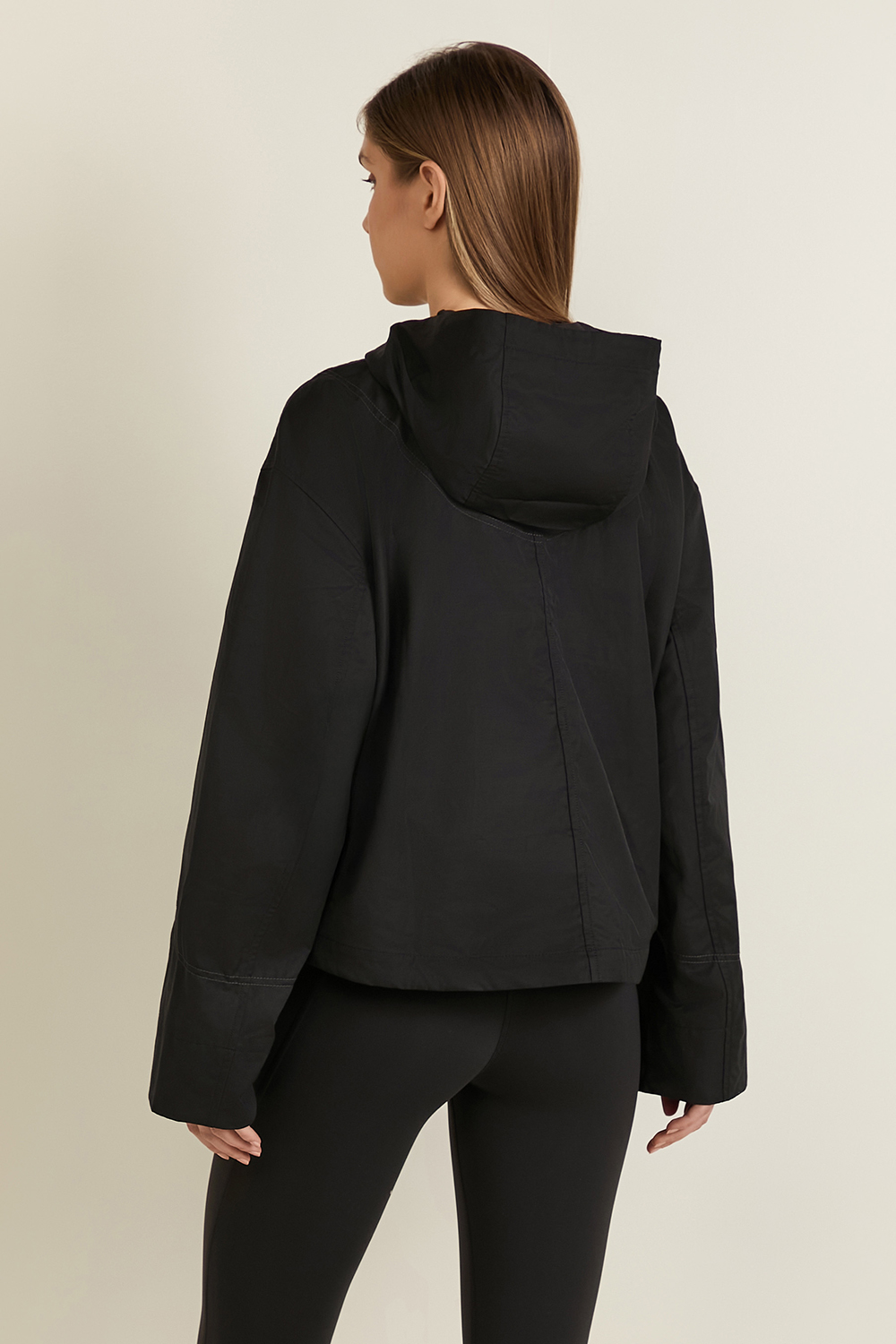 תמונת דוגמן אחורית של Cropped Water-Resistant Hooded Jacket