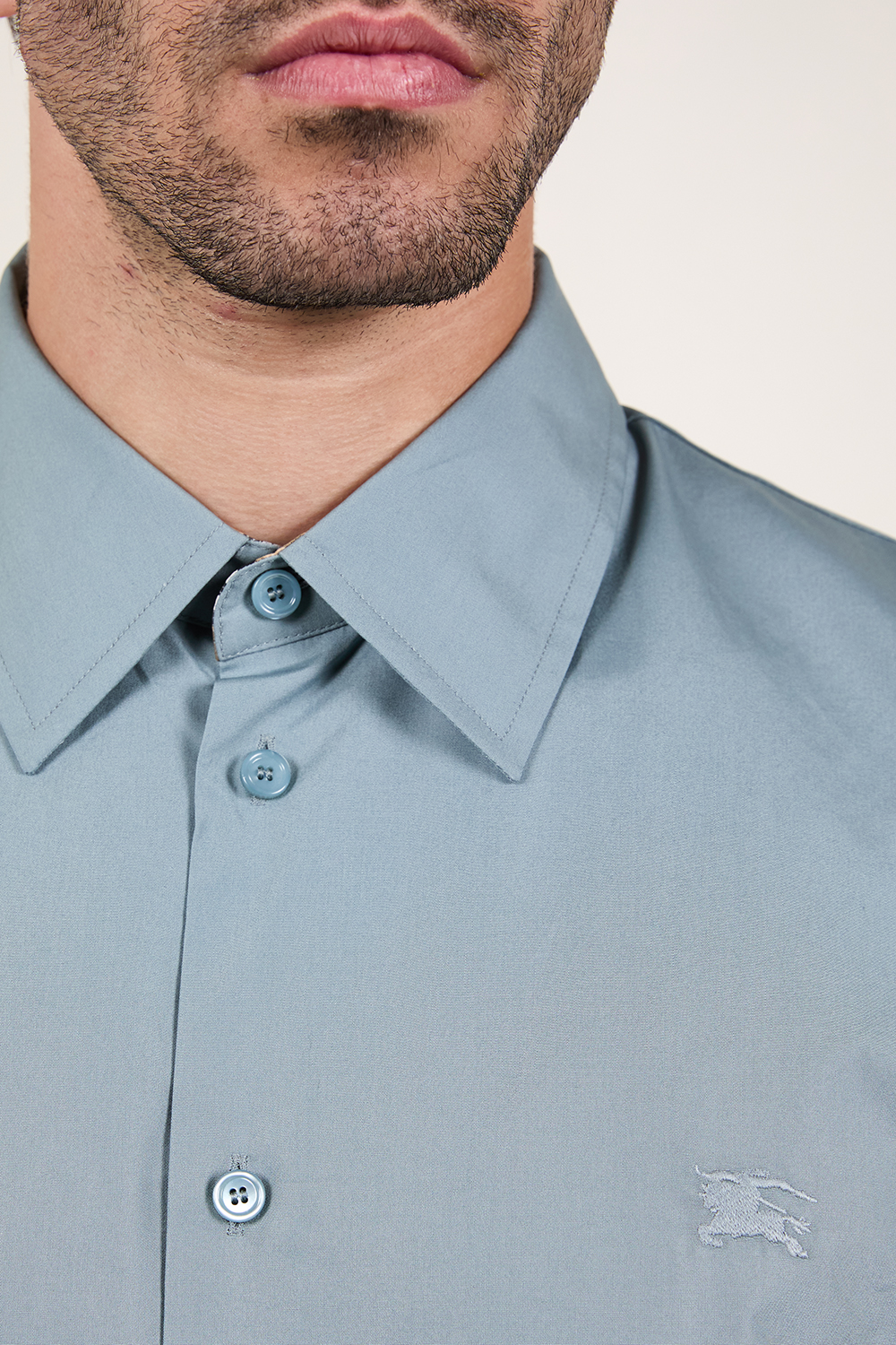 תמונת תקריב דוגמן של חולצת כפתורים סלים פיט