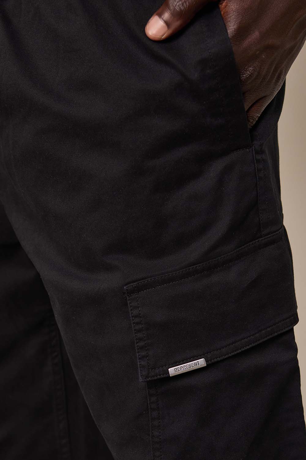 תמונת דוגמן אחורית של מכנסי ג'וג קרגו