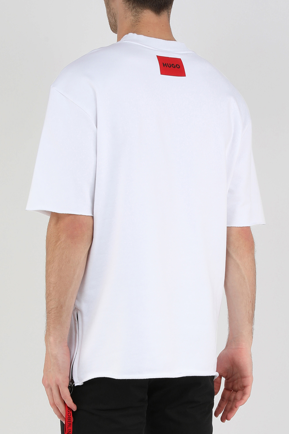 תמונת דוגמן אחורית של חולצת טי לבנה בגזרת אוברסייז