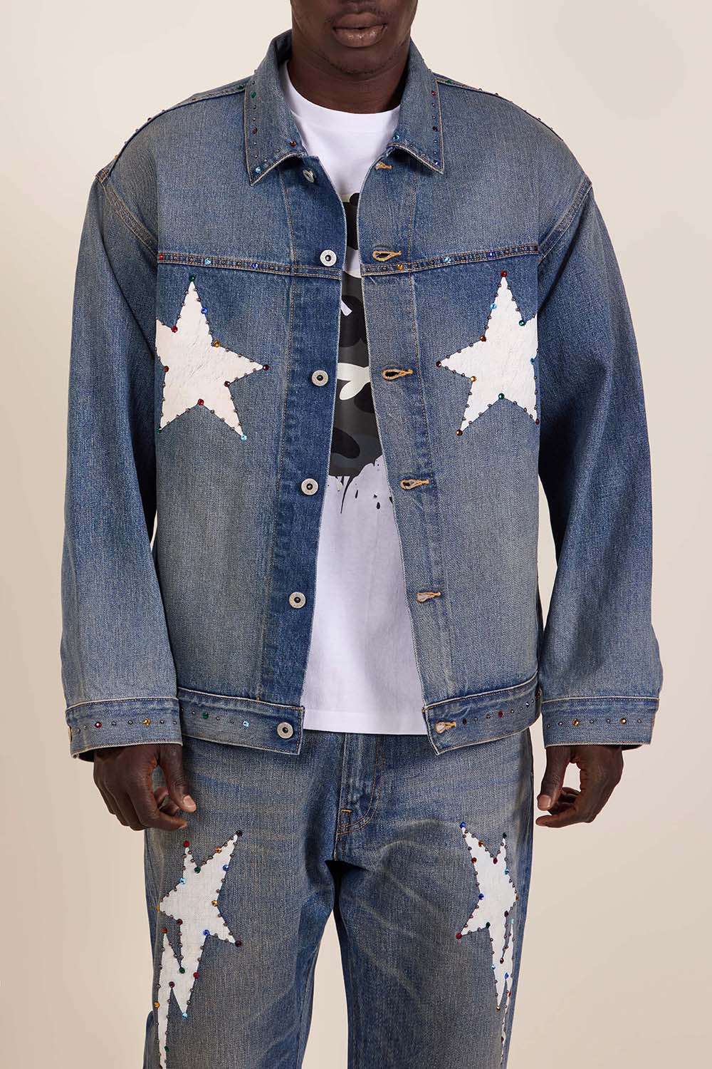 תמונת דוגמן קידמית של ז'קט ג'ינס בשיבוץ אבנים