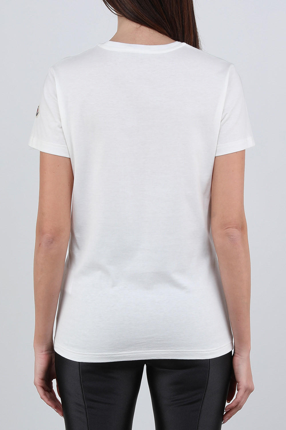 תמונת דוגמן אחורית של חולצה לבנה עם לוגו