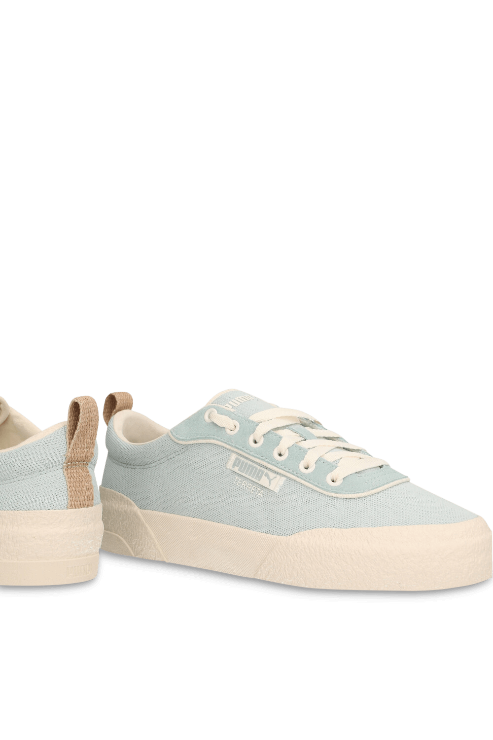 תמונת תקריב של נעלי סניקרס