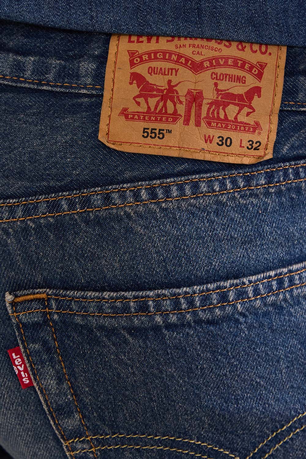 תמונת תקריב דוגמן של מכנסי ג'ינס 555 בגזרה ישרה